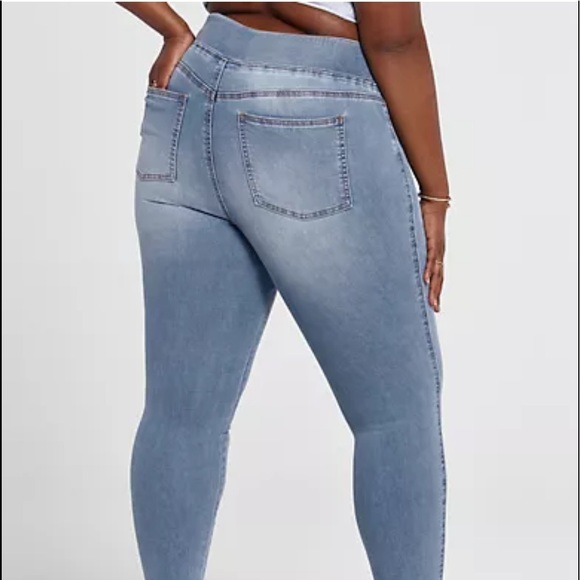 Medium Wash High Rise Destructed Jeggings Short Inseam | Fashion To Figure - Picture 4 of 7